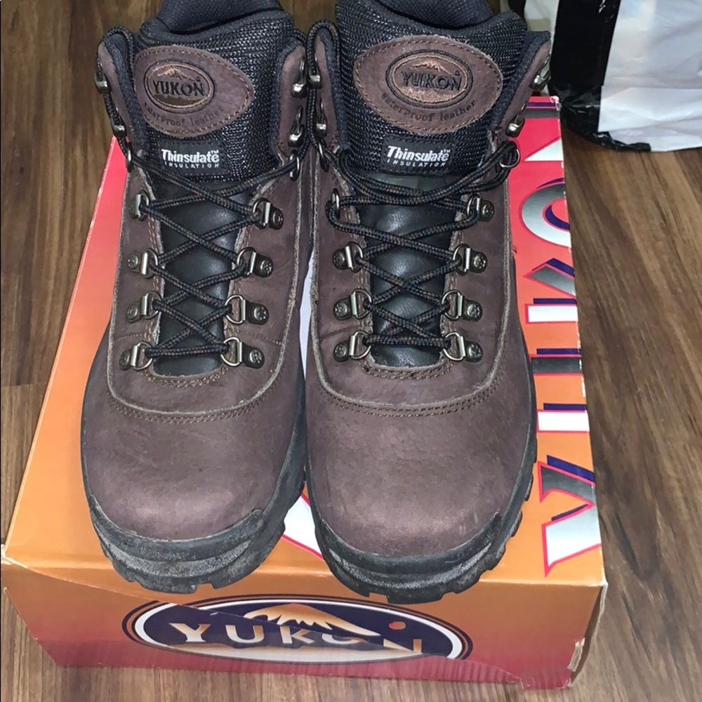 YUKON HIKING BOOTS